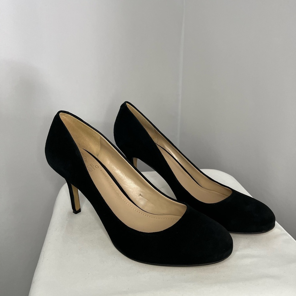 Timeless Suede Vince Camuto black Pumps